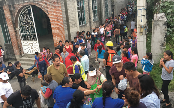 People gathering to look for and rescue neighbors who were victims of the earthquake 